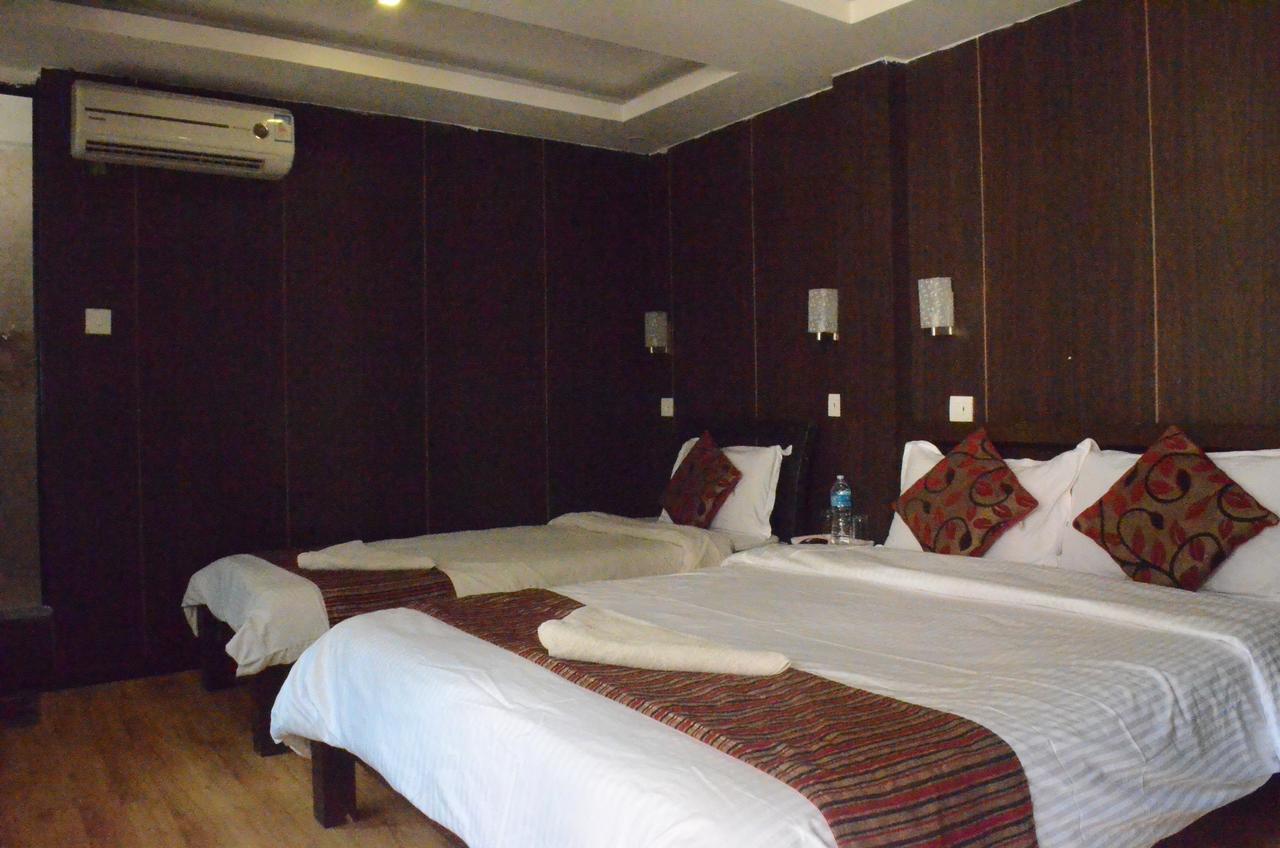 Traveler'S Holiday Inn カトマンズ エクステリア 写真